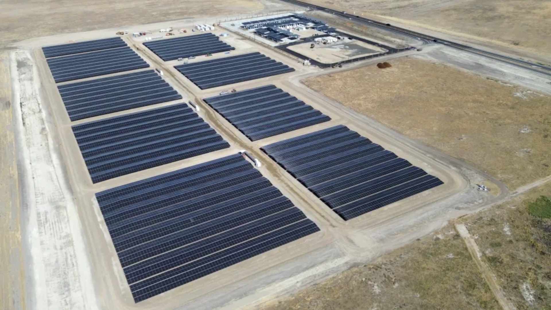 Tesla eröffnet Oasis Supercharger: Off-Grid-Ladestation mit Solar