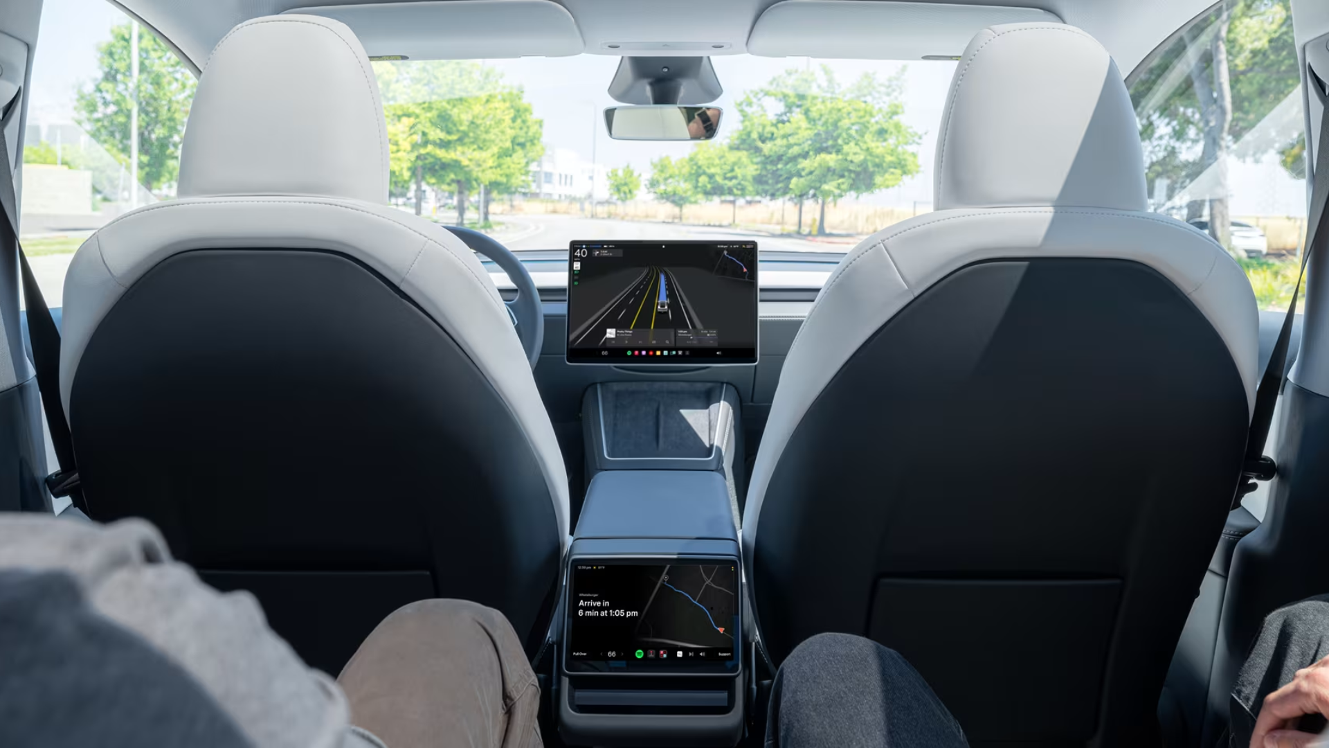 Tesla Robotaxi zeigt neue FSD-Fähigkeiten: Notfall­reaktion, Kamera­pflege & mehr